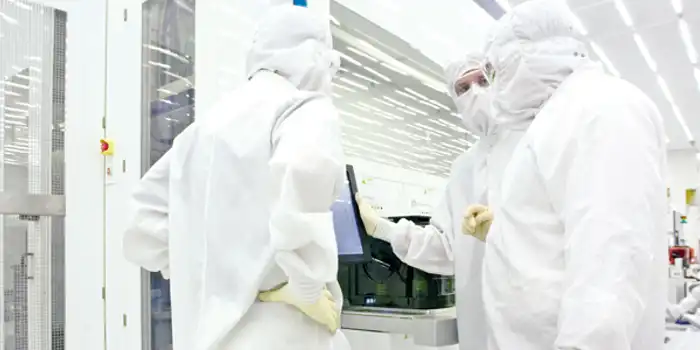 employees-in-cleanroom
