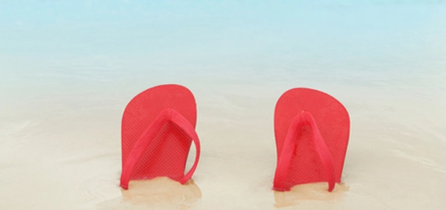 red_flip-flops-on-beach