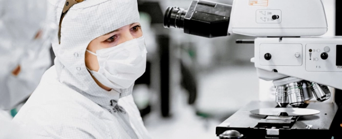 woman-by-microscope
