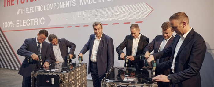 Battery-Factory-Nuremberg-Announcement-Men-Drilling-Batterypacks