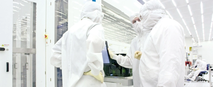 employees-in-cleanroom
