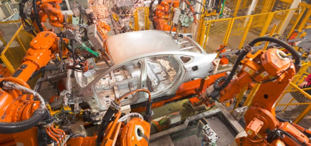 robots-buildig-car