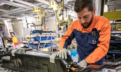 Plug-in-hybrid-battery-pack-mounted-in-an-XC40-at-Volvo-Cars-Ghent-plant
