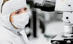 woman-by-microscope