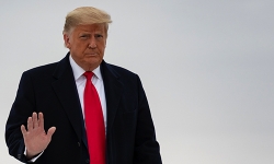 Donald-Trump-walking
