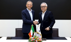 JS-Choi-Ferrari-CEO-Benedetto-Vigna