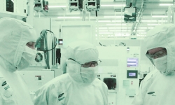Samsung-Austin-Semiconductor-lab-workers