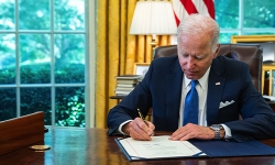 pres-biden-signing-document-2022