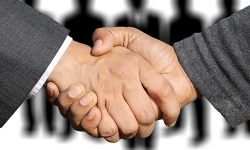 geralt-hands-handshake3