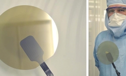 employee-Smart-Cut-based-SiC-wafer
