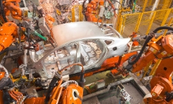 robots-buildig-car